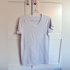 Lululemon Swiftly Tech Short Sleeve in White Size 8